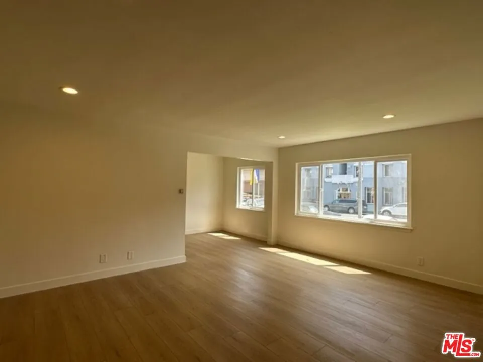 517 S Kenmore Avenue #1 Los Angeles, CA 90020