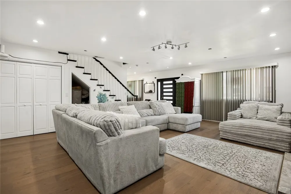 5244 Via Corona Street Los Angeles, CA 90022