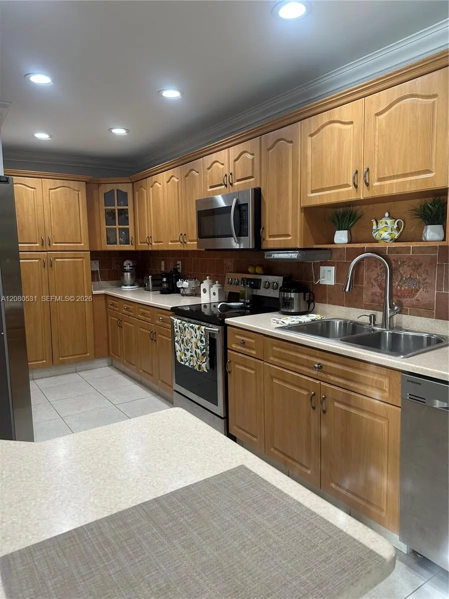 5505 W 14th Ln Hialeah, FL 33012