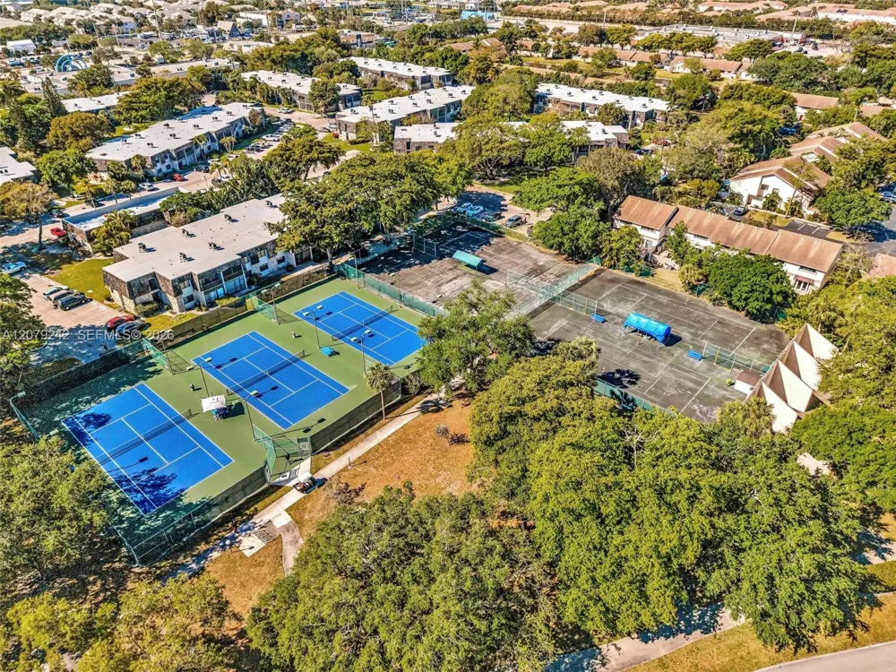 2803 Oakland Forest Dr #206 Oakland Park, FL 33309