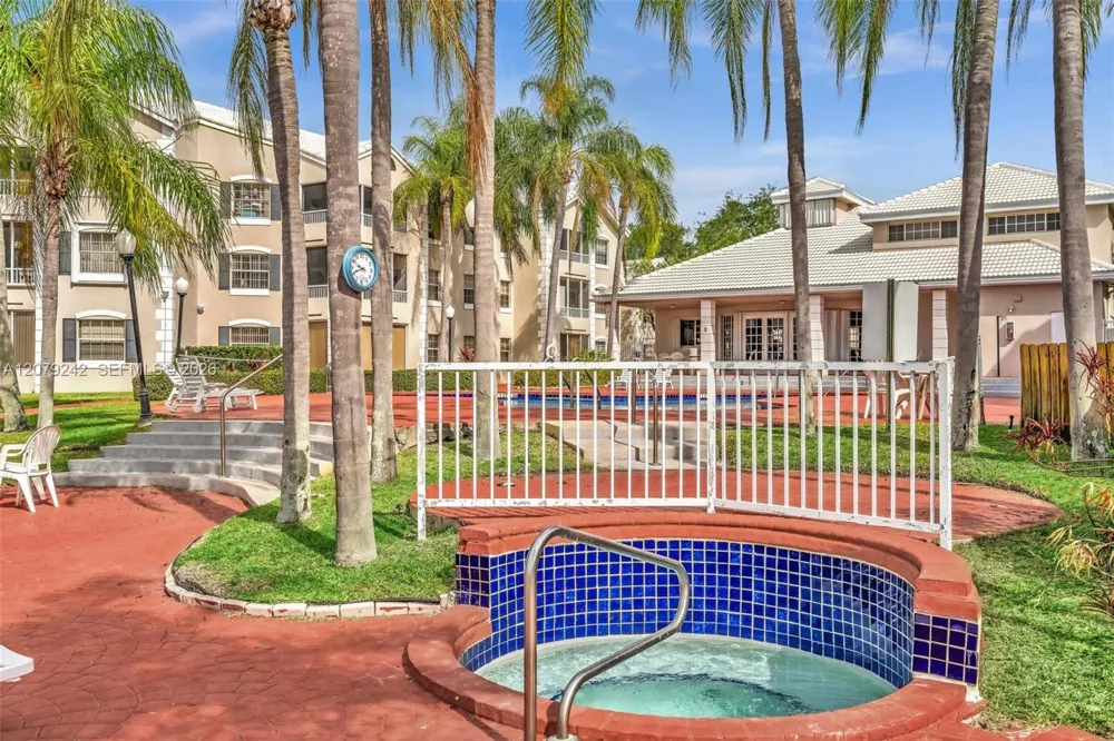 2803 Oakland Forest Dr #206 Oakland Park, FL 33309