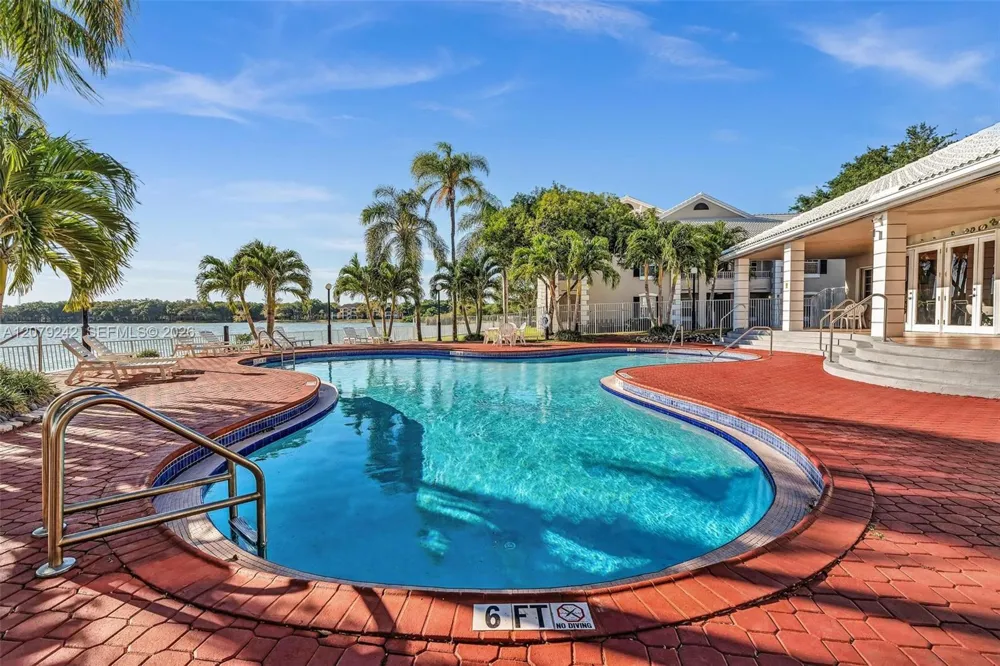 2803 Oakland Forest Dr #206 Oakland Park, FL 33309