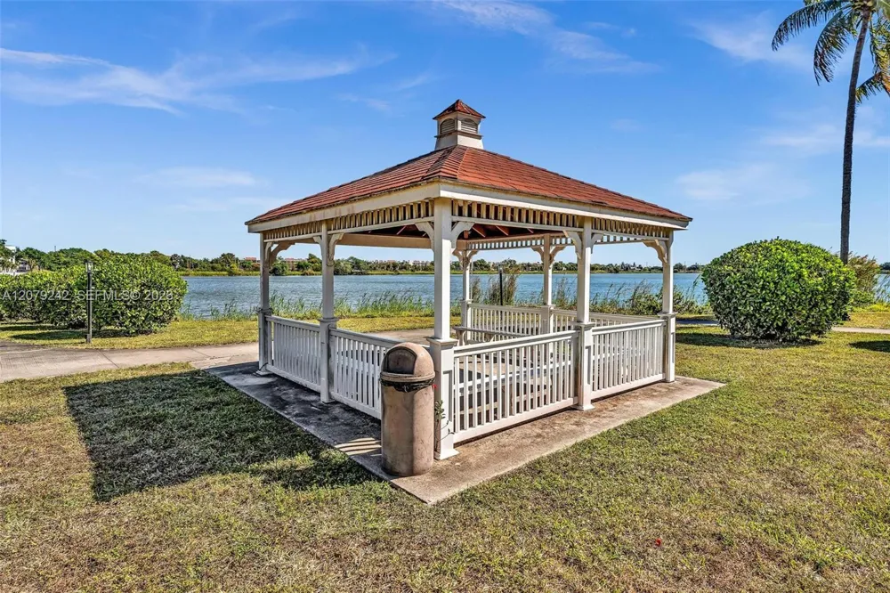 2803 Oakland Forest Dr #206 Oakland Park, FL 33309