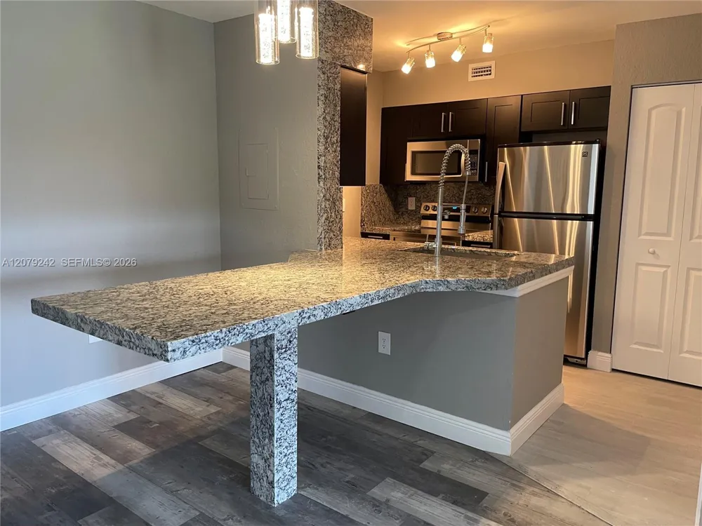 2803 Oakland Forest Dr #206 Oakland Park, FL 33309