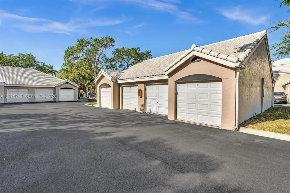 2803 Oakland Forest Dr #206 Oakland Park, FL 33309