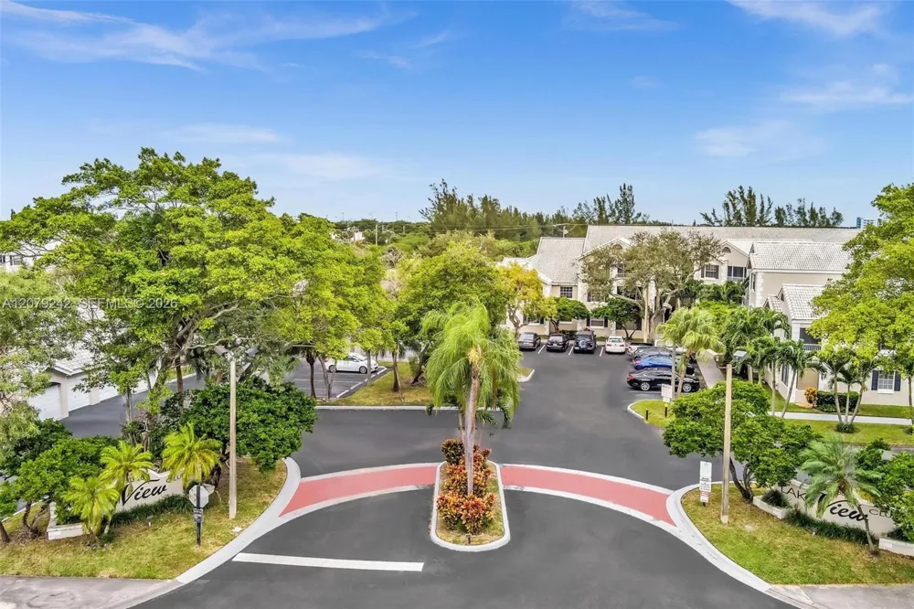 2803 Oakland Forest Dr #206 Oakland Park, FL 33309