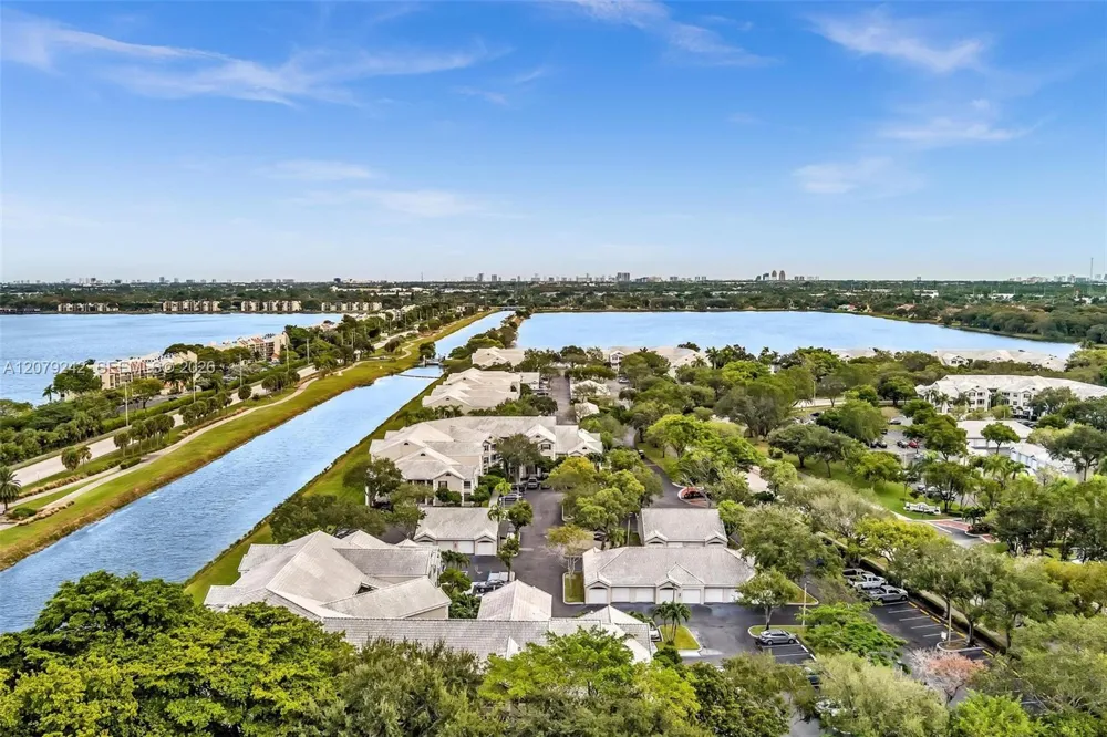 2803 Oakland Forest Dr #206 Oakland Park, FL 33309