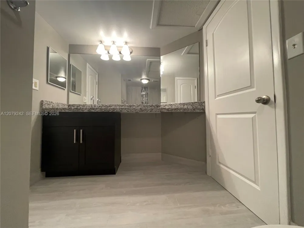 2803 Oakland Forest Dr #206 Oakland Park, FL 33309