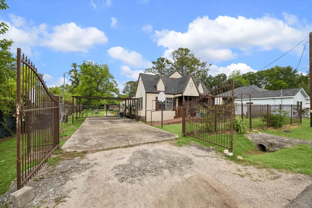 1022 Homer Street Houston, TX 77091