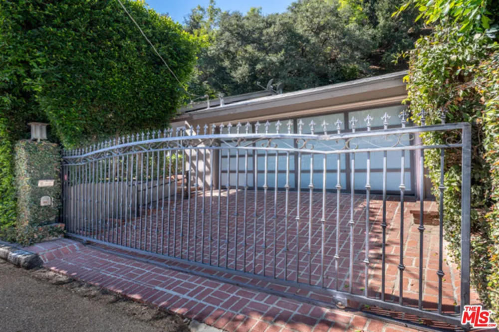 2559 Hutton Drive Los Angeles, CA 90210