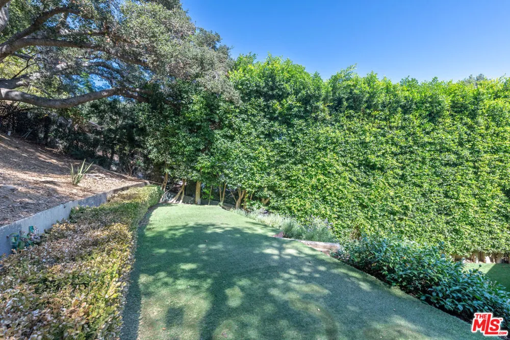 2559 Hutton Drive Los Angeles, CA 90210