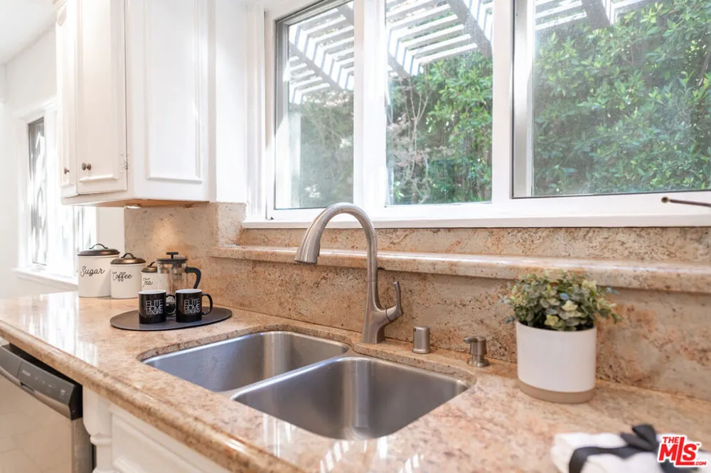 2559 Hutton Drive Los Angeles, CA 90210