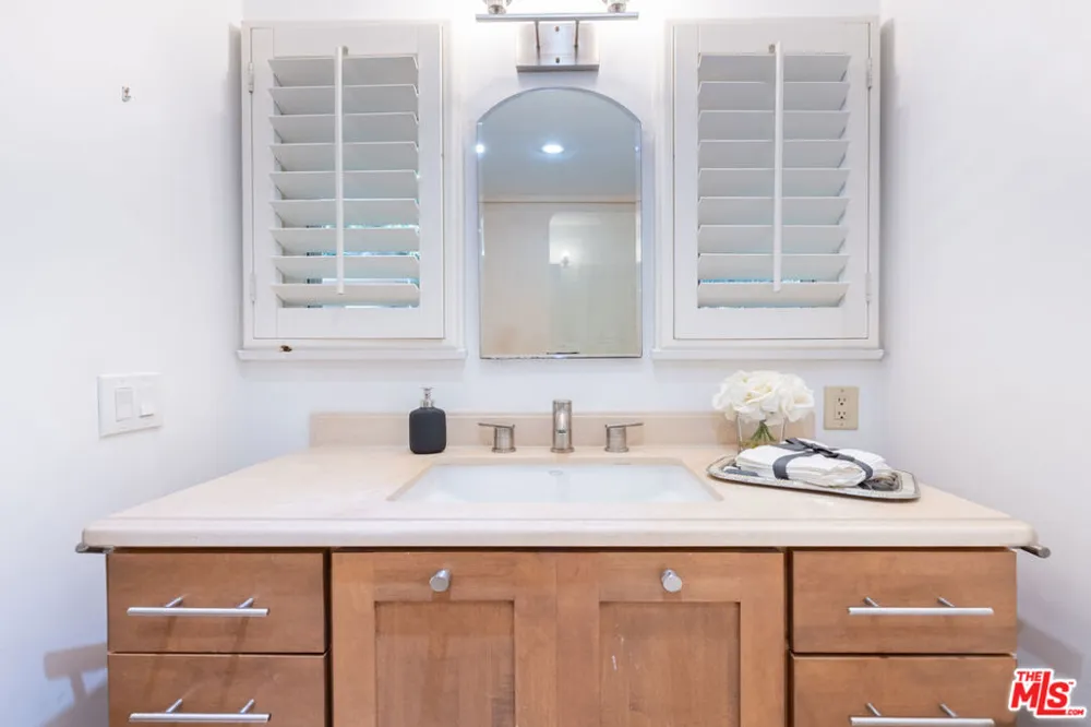 2559 Hutton Drive Los Angeles, CA 90210