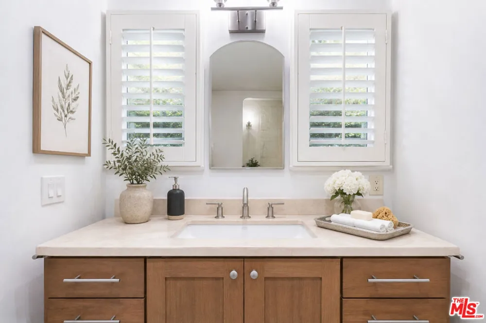 2559 Hutton Drive Los Angeles, CA 90210
