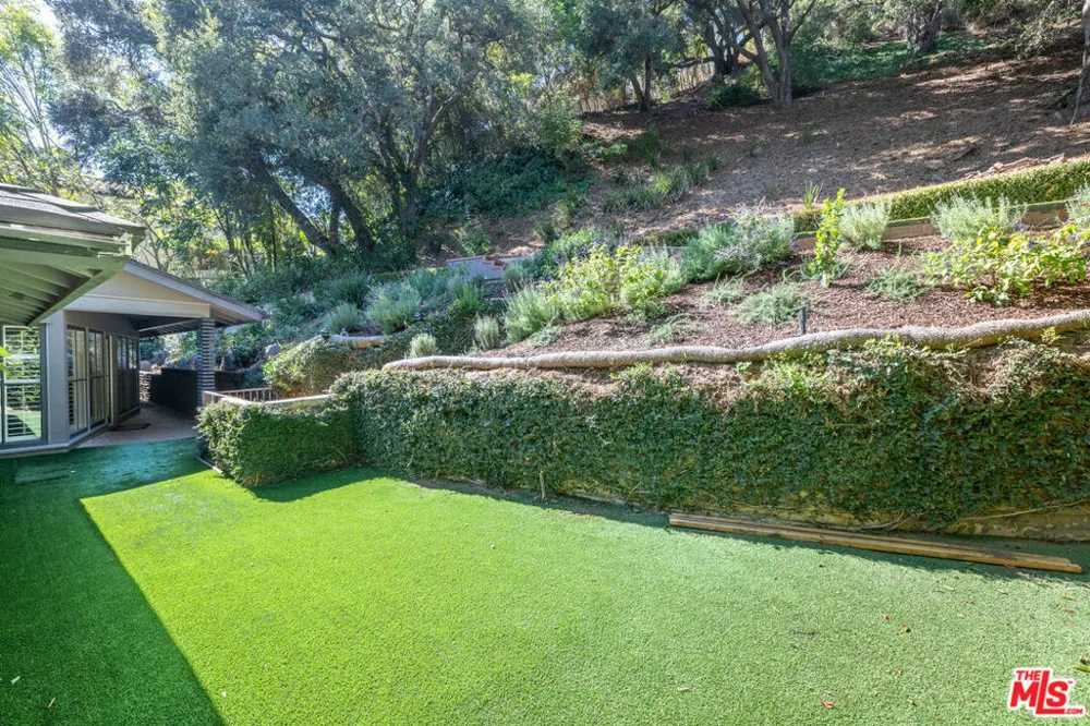 2559 Hutton Drive Los Angeles, CA 90210