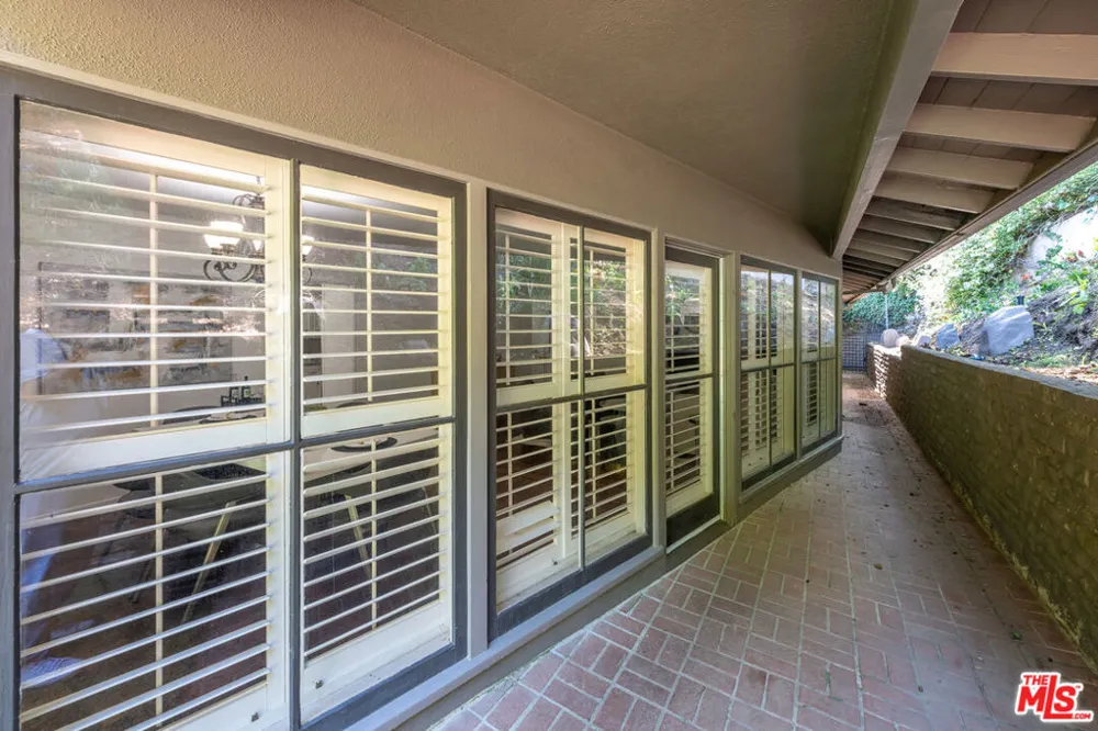 2559 Hutton Drive Los Angeles, CA 90210