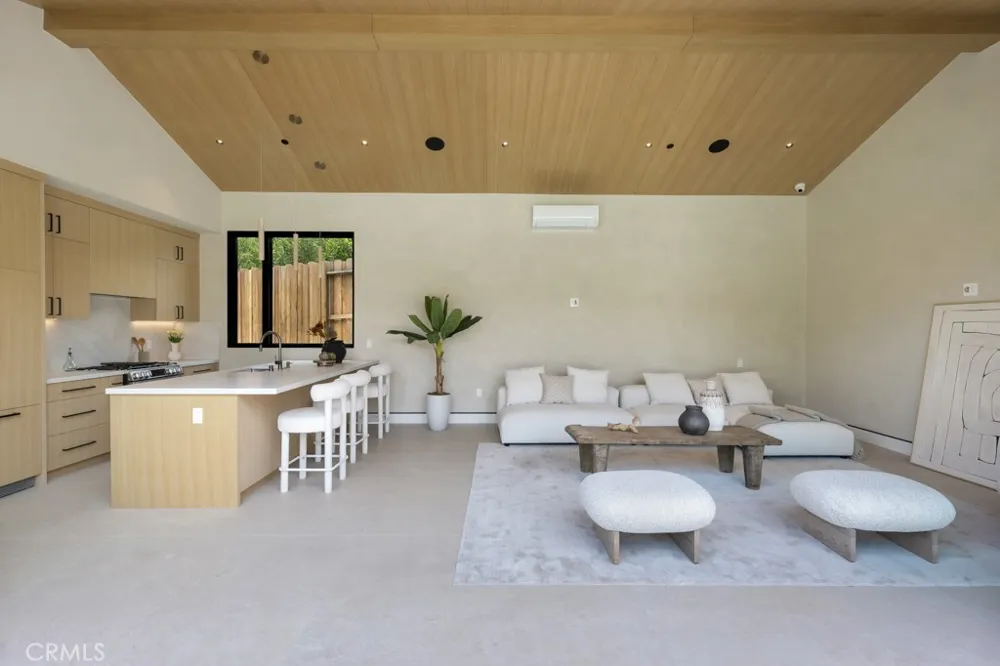 16708 Huerta Encino, CA 91436