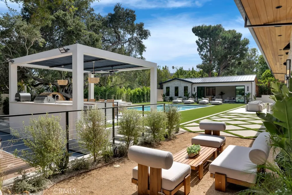 16708 Huerta Encino, CA 91436