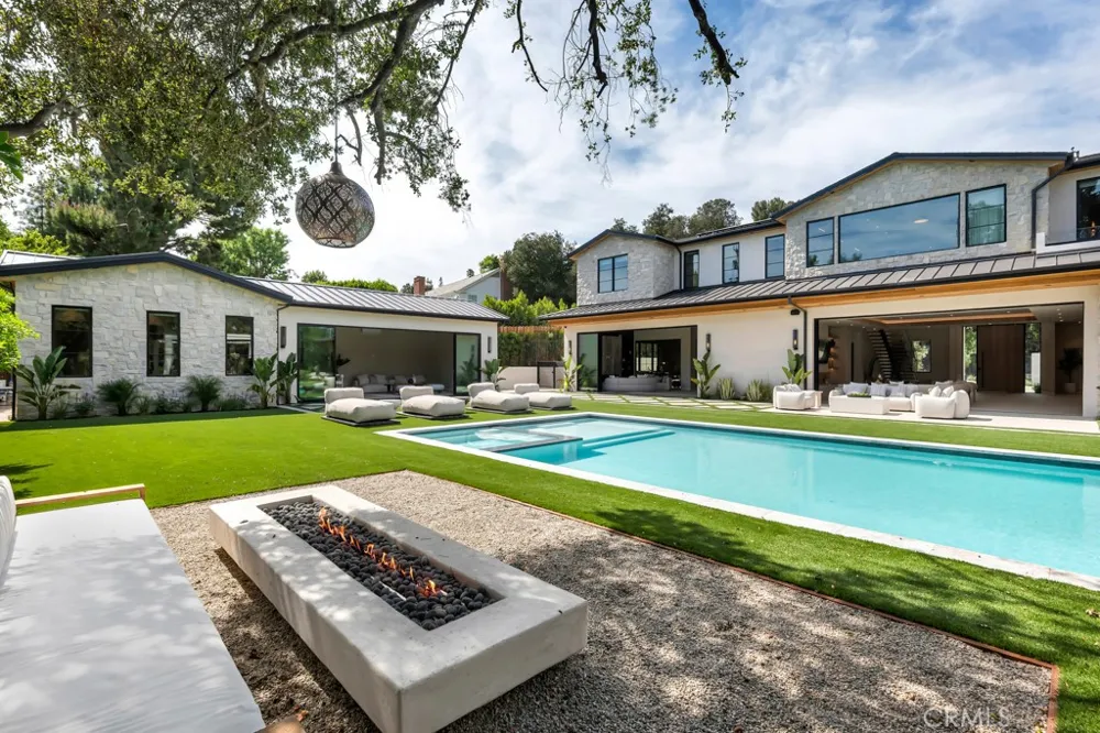 16708 Huerta Encino, CA 91436