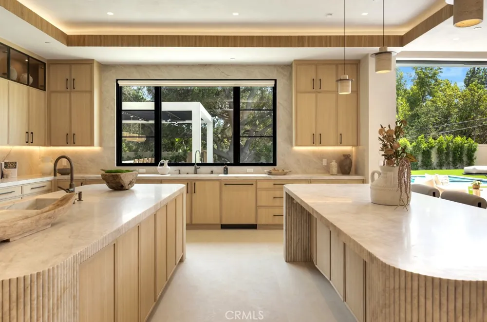 16708 Huerta Encino, CA 91436