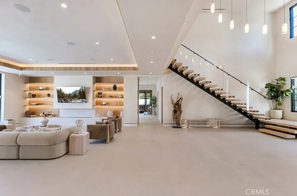 16708 Huerta Encino, CA 91436