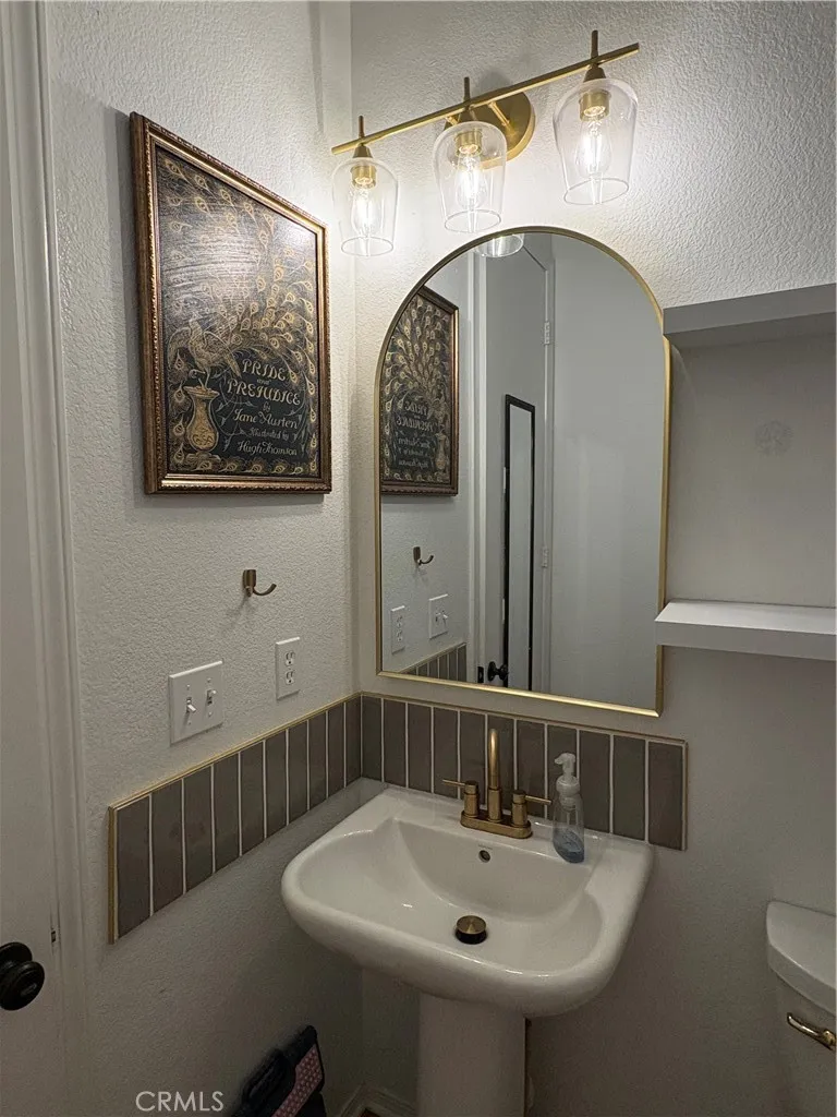 11984 Spartan Fontana, CA 92337