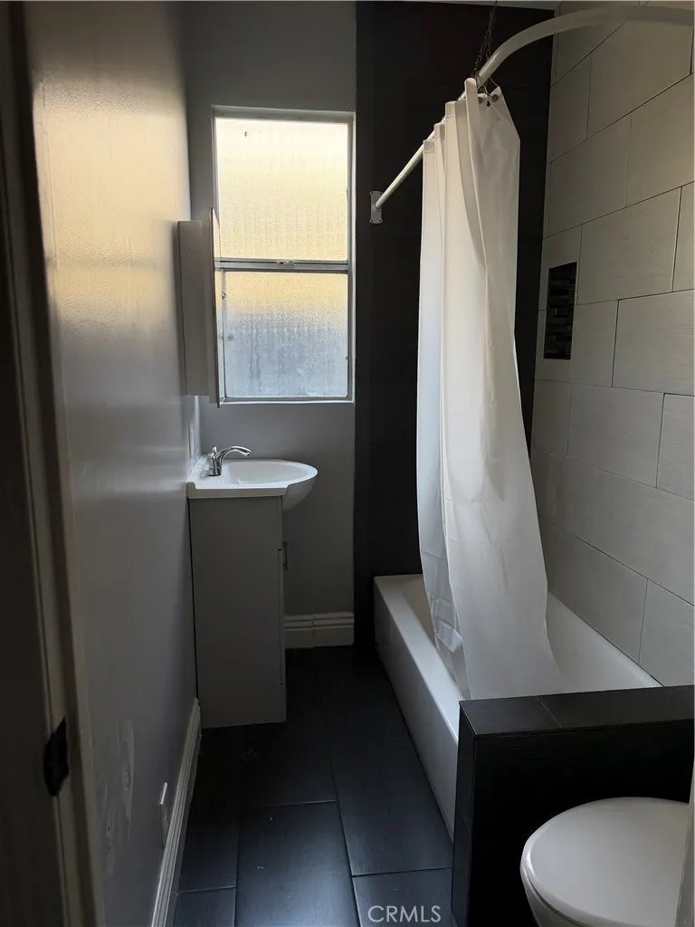 331 W 45th Street Los Angeles, CA 90037