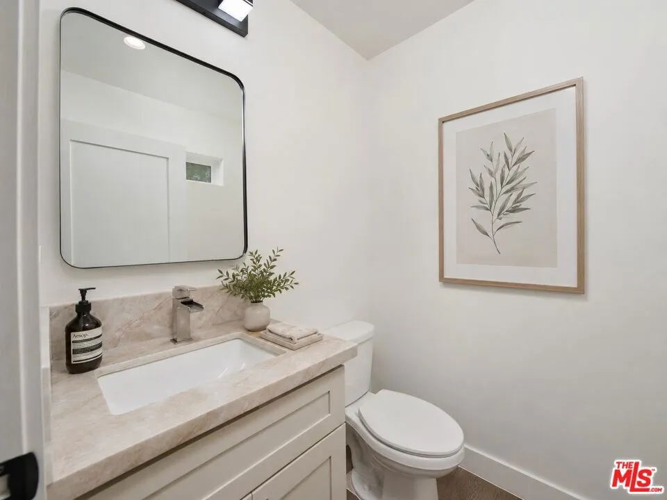 4942 Topanga Canyon Boulevard Woodland Hills, CA 91364