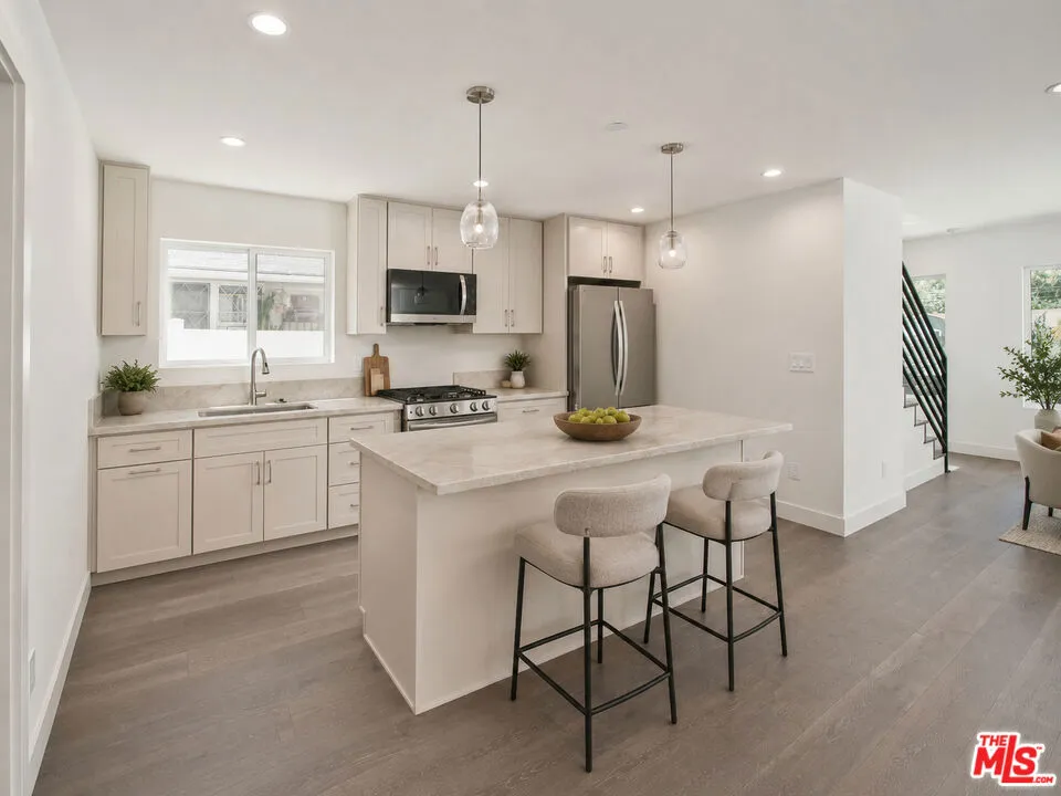 4942 Topanga Canyon Boulevard Woodland Hills, CA 91364