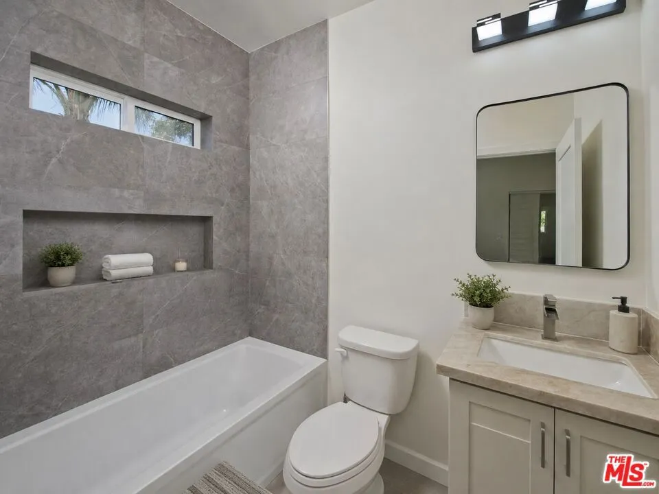 4942 Topanga Canyon Boulevard Woodland Hills, CA 91364