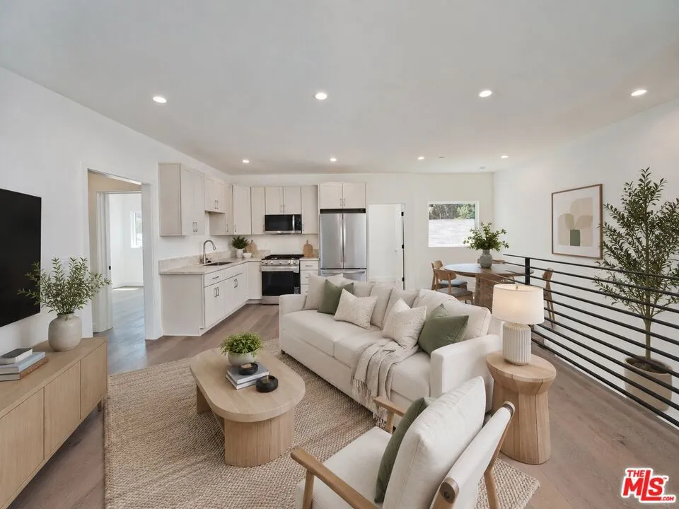 4942 Topanga Canyon Boulevard Woodland Hills, CA 91364