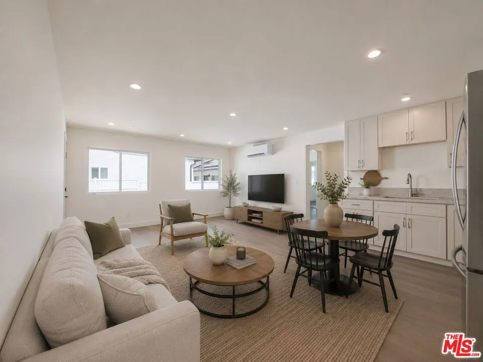 4942 Topanga Canyon Boulevard Woodland Hills, CA 91364