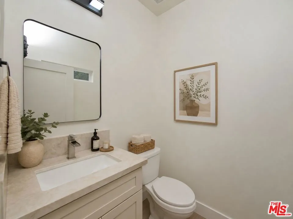 4942 Topanga Canyon Boulevard Woodland Hills, CA 91364