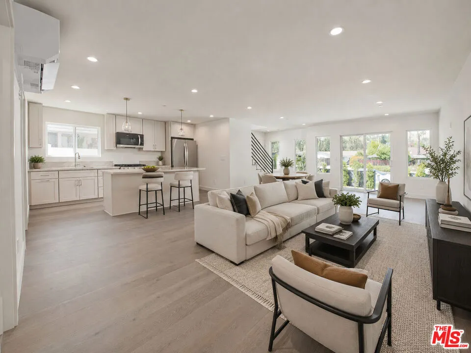 4942 Topanga Canyon Boulevard Woodland Hills, CA 91364