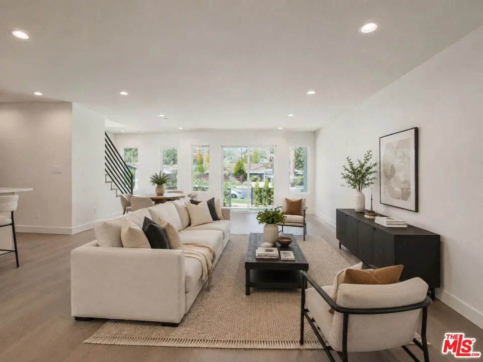 4942 Topanga Canyon Boulevard Woodland Hills, CA 91364
