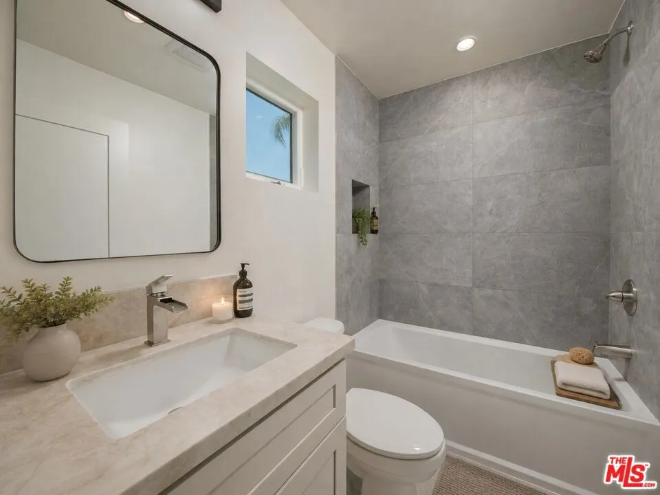 4942 Topanga Canyon Boulevard Woodland Hills, CA 91364