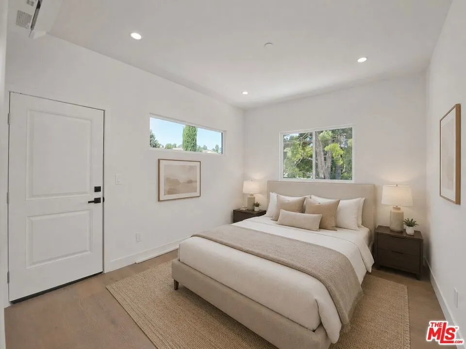 4942 Topanga Canyon Boulevard Woodland Hills, CA 91364