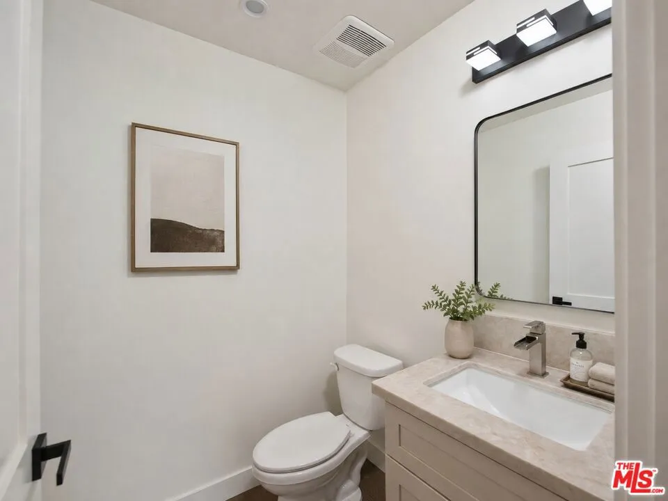 4942 Topanga Canyon Boulevard Woodland Hills, CA 91364
