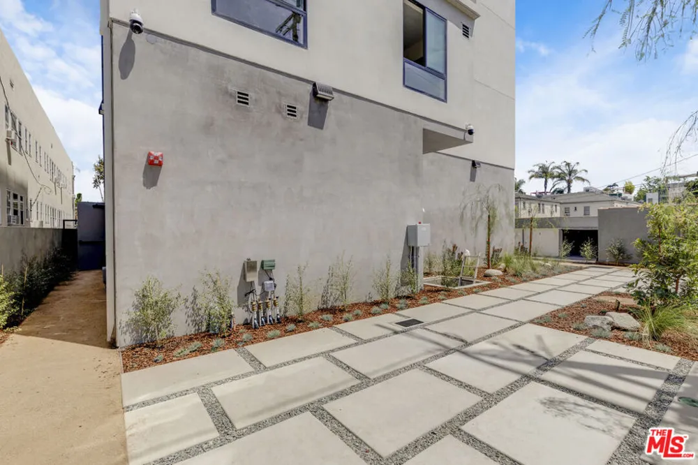 1825 New Hampshire Avenue #201 Los Angeles, CA 90027