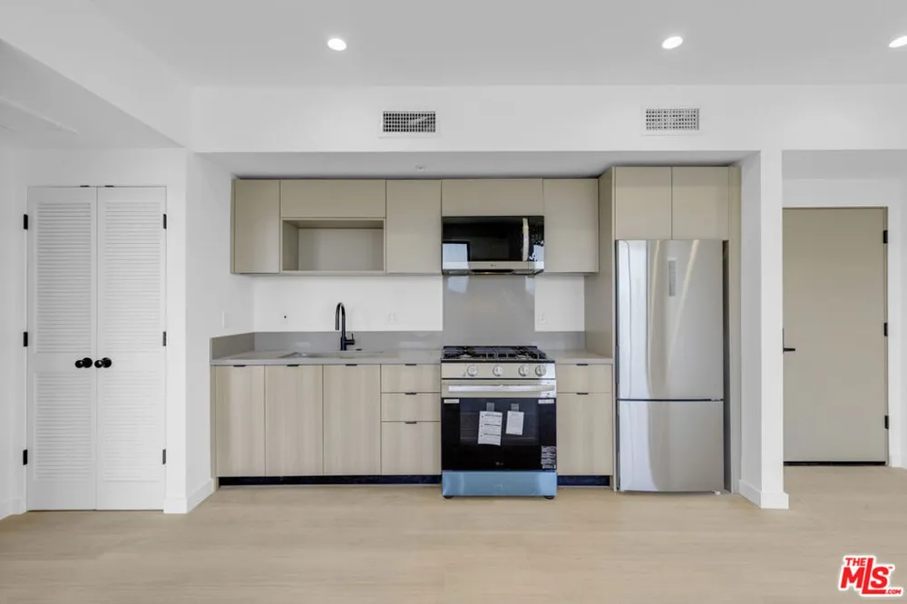 1825 New Hampshire Avenue #201 Los Angeles, CA 90027