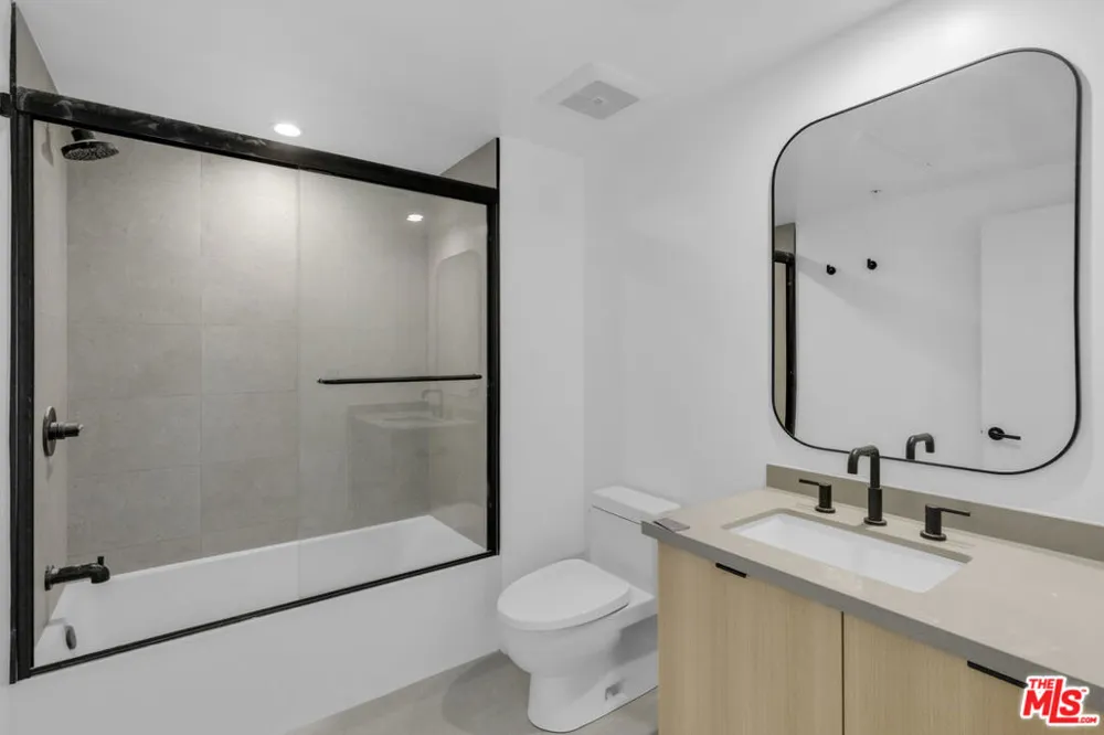 1825 New Hampshire Avenue #202 Los Angeles, CA 90027