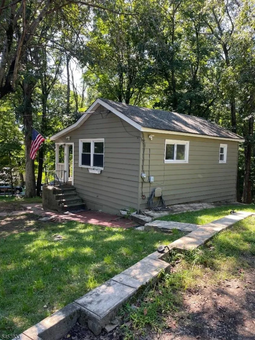 28 Harvard Trl Hopatcong, NJ 07843