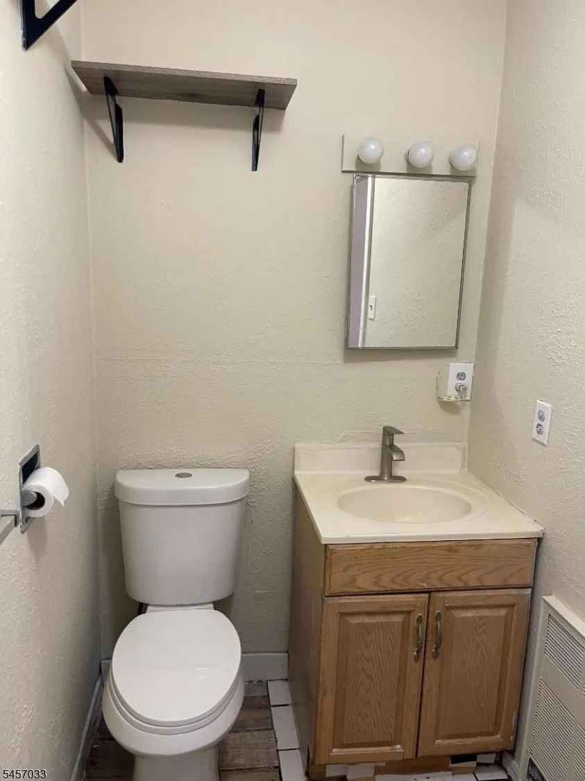 28 Harvard Trl Hopatcong, NJ 07843