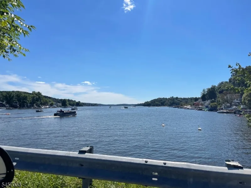 28 Harvard Trl Hopatcong, NJ 07843