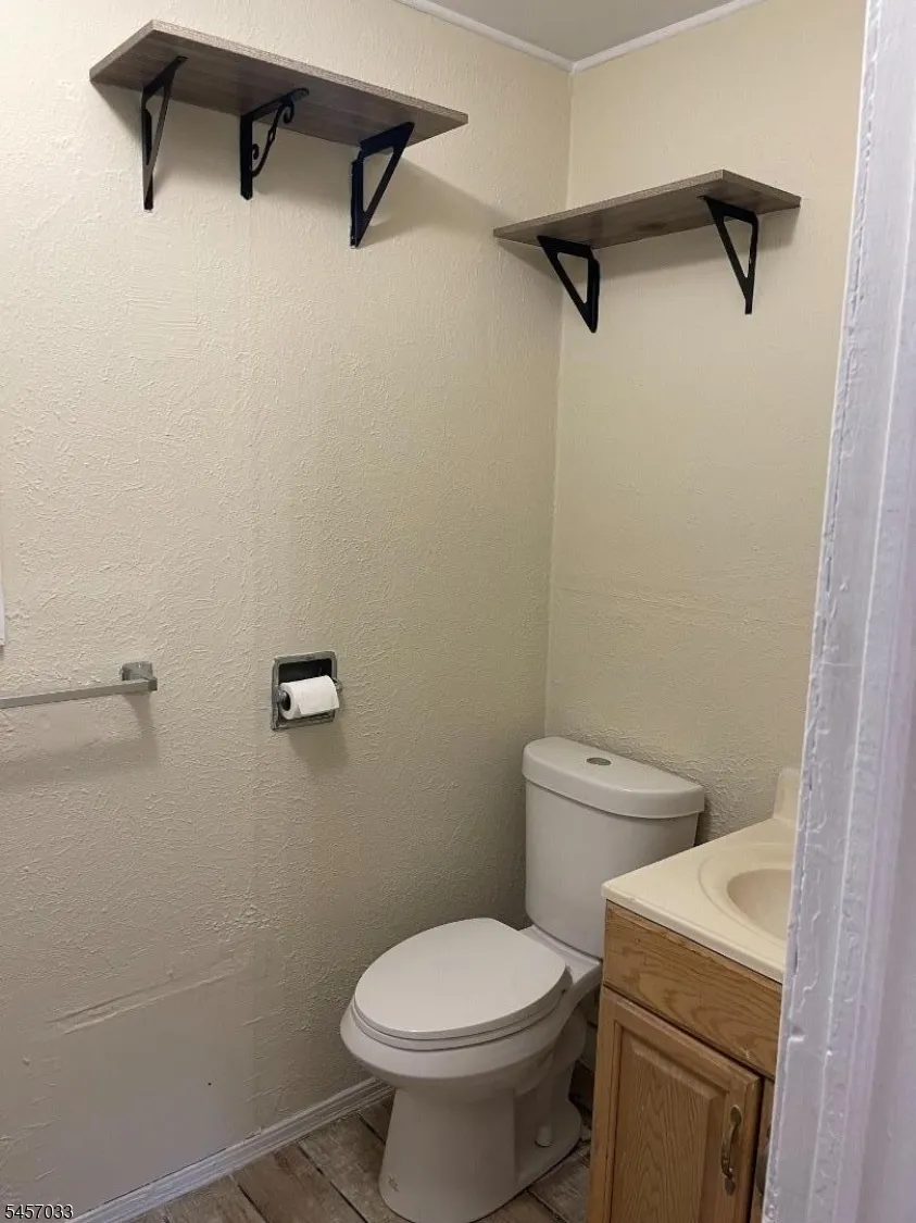 28 Harvard Trl Hopatcong, NJ 07843
