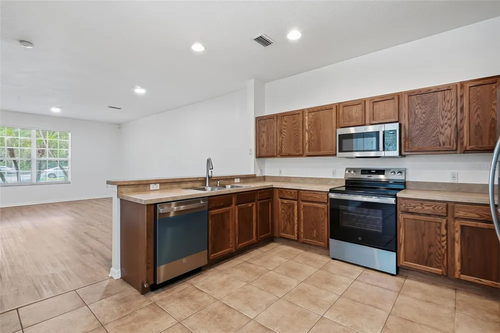 12725 SUNLAND COURT Tampa, FL 33625