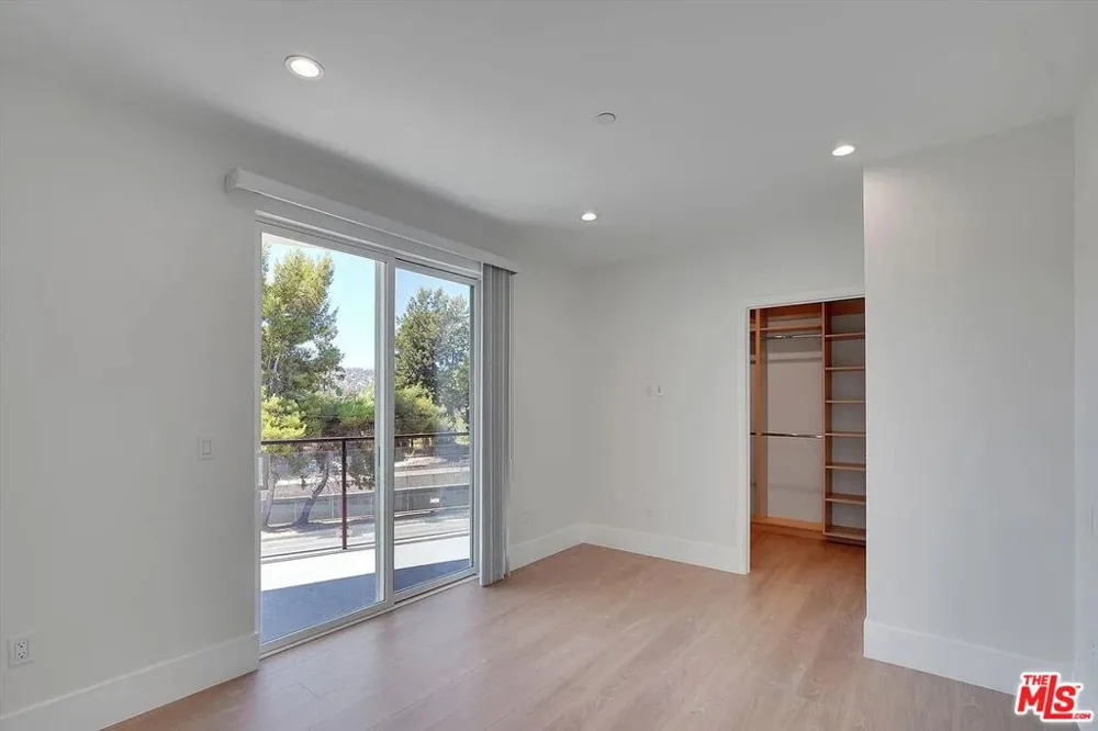 14419 Riverside Drive #203 Sherman Oaks, CA 91423