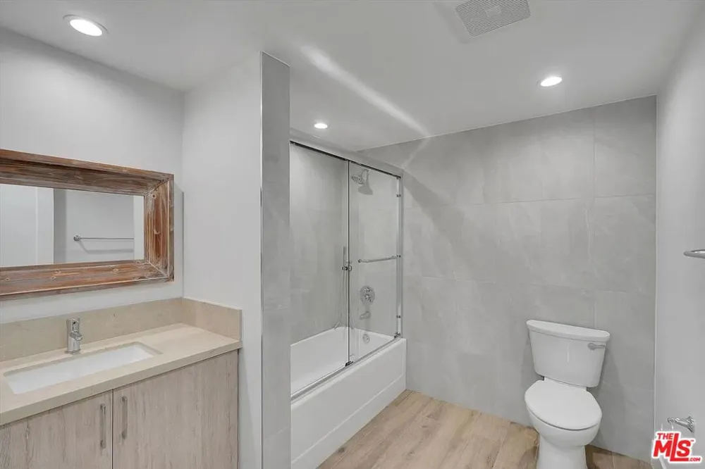 14419 Riverside Drive #203 Sherman Oaks, CA 91423
