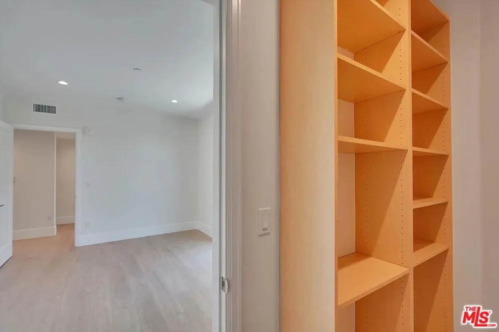 14419 Riverside Drive #203 Sherman Oaks, CA 91423