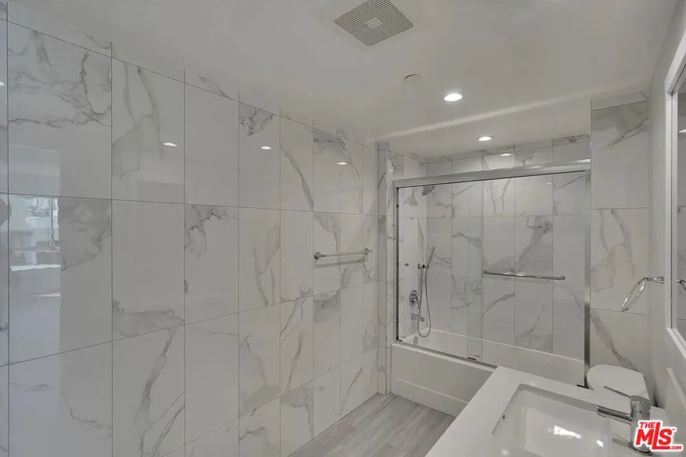 14419 Riverside Drive #203 Sherman Oaks, CA 91423